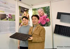 The team of J 't House with the tray that was also mentioned in the FloralDaily article that they presented at their booth, see here the full article: https://www.floraldaily.com/article/9171858/10-million-young-plants-with-the-greenplug/ 